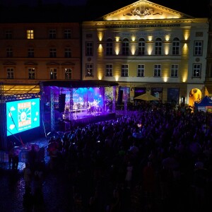 V Olomouci na Letním koncertě před zcela zaplněným náměstím zazpíval i Janek Ledecký